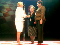 Babeth Bettencourt e Claudia Silva Jacobs recebem prêmio da apresentadora Hebe Camargo