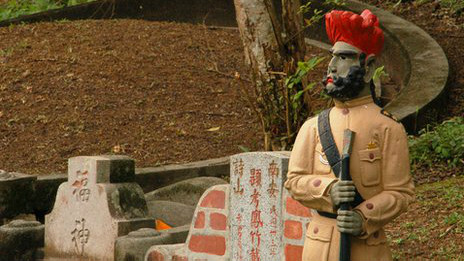 新加坡武吉布朗墳場內一座配有印度錫克人守衛雕像的華人墓地（30/3/2012）