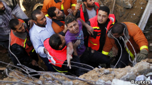 Equipes de resgate retiram homem de escombros de casa destruída em Gaza