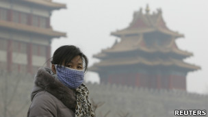 北京霧霾天氣下故宮外一名遊客戴上口罩走動(13/1/2013)