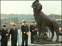A estátua de Bamsa é inaugurada na Escócia