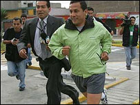 Ollanta Humala chegando ao posto de votação com sua mulher 