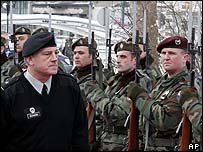 Velitel NATO Steven Shook na inspekci bosenské armády