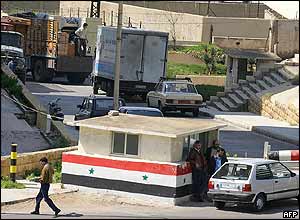 Velitelství syrské tajné služby v Bejrútu; v pozadí příprava nákladních vozů na odjezd