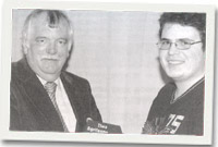 Y beirniad Alwyn Gruffydd yn llongyfarch Guto Dafydd