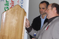 Tudur Dylan Jones, Cadeirydd Bwrdd yr Eisteddfod, a Tom Defis, Cadeirydd y Pwyllgor Gwaith yn edmygu'r gadair