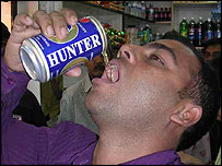 Homem bebendo cerjeva