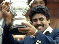 विश्व कप की ट्रॉफ़ी के साथ कपिल देव