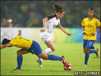 Rachel Buehler, dos EUA, passap or Daniela durante a final em Pequim