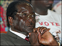 राष्ट्रपति रॉरर्ट मुगाबे (फ़ाइल फ़ोटो)