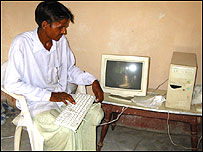 اترپردیش میں کمپیوٹر کا استعمال کرتا ہوا ایک کسان