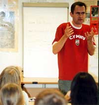 Ifor ap Glyn yn darlithio