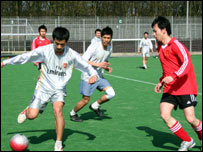 Một pha tranh bóng tại giải sinh viên