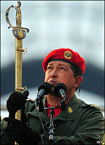 Hugo Chávez con la espada de Simón Bolívar