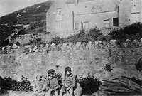 Robert a'i frawd a'i chwaer o flaen Cristin, y ganolfan adarydda, ar Enlli (llun gan Ian Jolly)